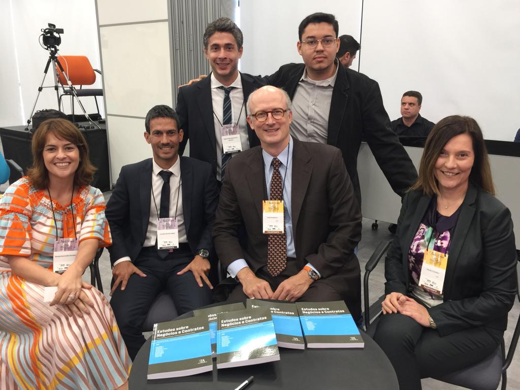 Lanamento e autgrafos do livro em coautoria Estudos sobre Negcios e Contratos